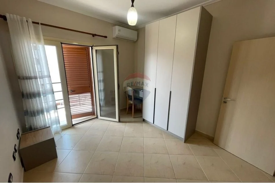 Tirane, jepet me qera apartament 2+1+Ballkon Kati 5, 101 m² 700 € (Rruga Frosina Plaku)