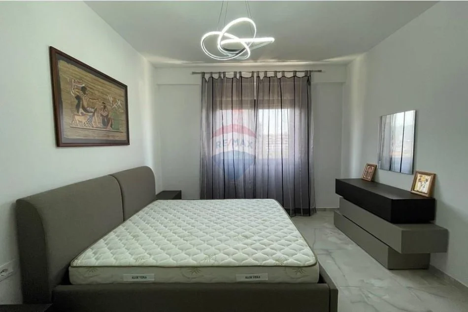 Tirane, jepet me qera apartament 2+1 , 105 m² 600 € (ish fusha e aviacionit)