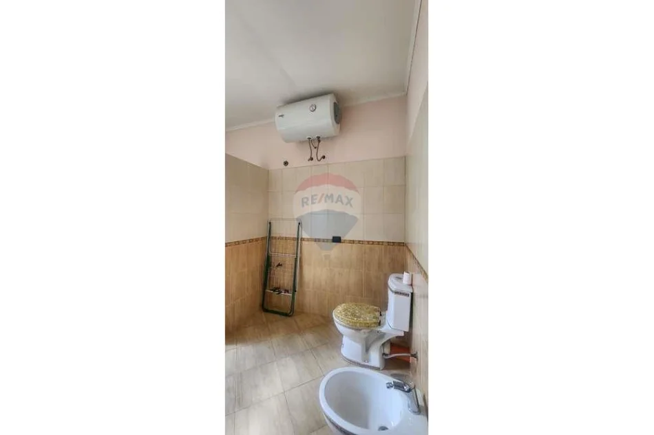 Tirane, shitet Vile , 500 m² 200.000 € (Peze helmas)