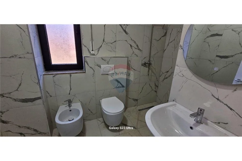 Tirane, jepet me qera apartament 1+1 , 76 m² 550 € (ish fusha e aviacionit)