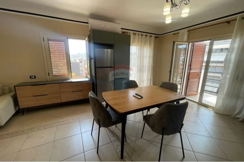 Tirane, jepet me qera apartament 2+1 , 90 m² 700 € (Rruga Frosina Plaku, 21 Dhjetori, Tiranë)