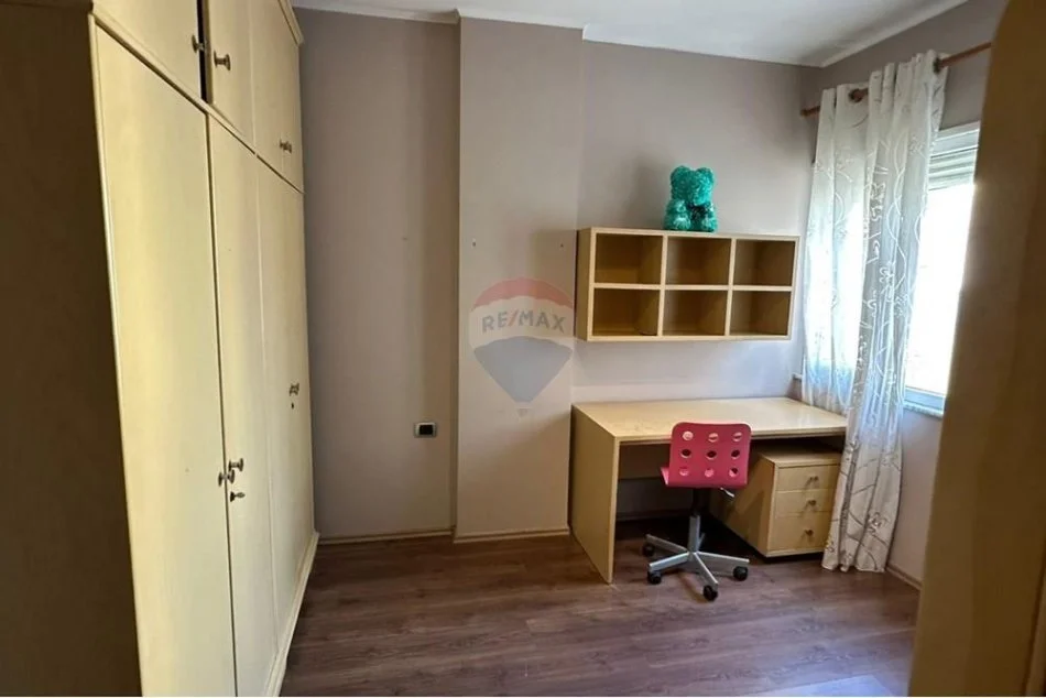 Tirane, jepet me qera apartament 3+1 Kati 4, 150 m² 650 € (Kodra e diellit)