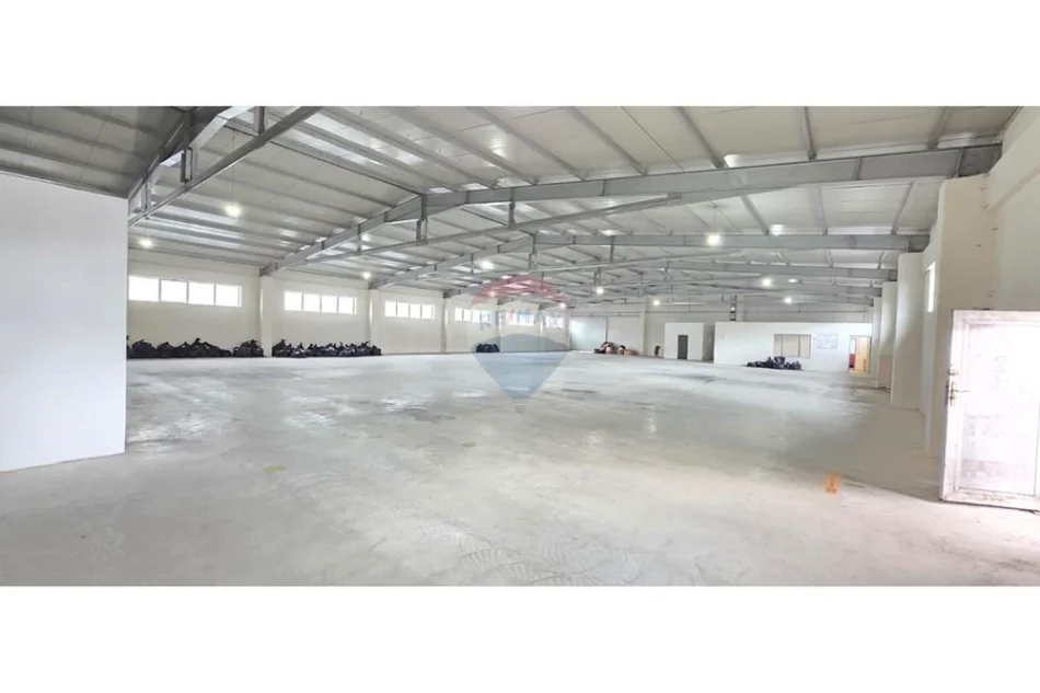 Tirane, jepet me qera magazine Kati 1, 1.000 m² 2.000 € (vore)