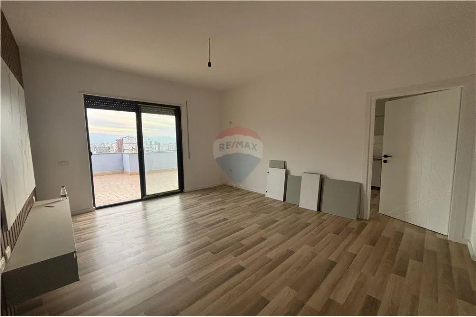 Vlore, shitet apartament+verande | Penthouse 2+1+Ballkon Kati 10, 277 m² 190.000 € (Rruga Gjergj Kastrioti (Transballkanike), Vlorë)