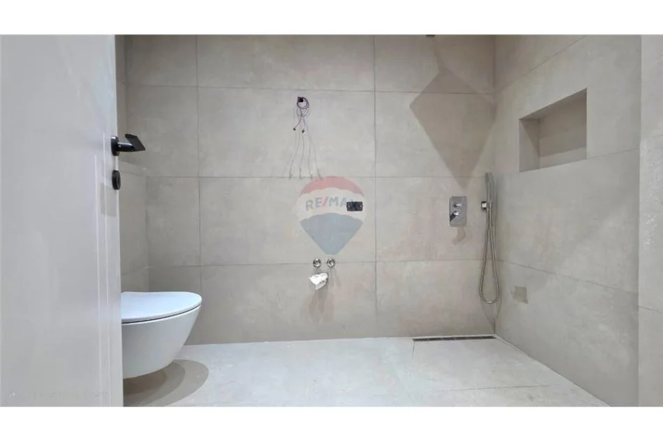 Vlore - Lungomare, shitet 3+1+Ballkon , 