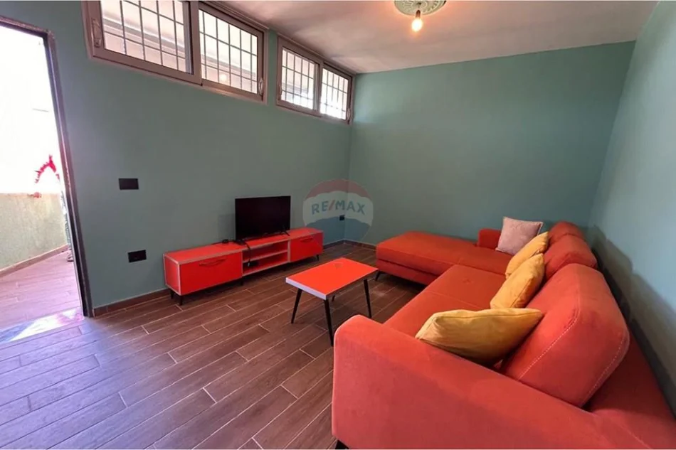 Vlore, jepet me qera apartament 1+1 Kati 1, 65 m² 250 € (Rruga Reshat Osmani)