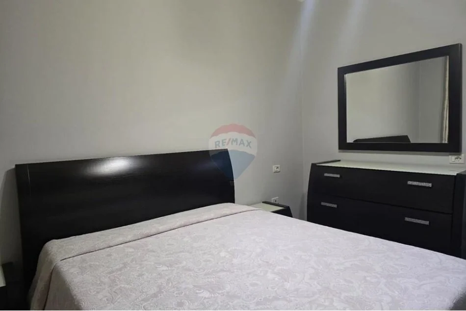 Tirane, jepet me qera apartament 2+1+Ballkon Kati 3, 100 m² 750 € (Hamdi SIna)