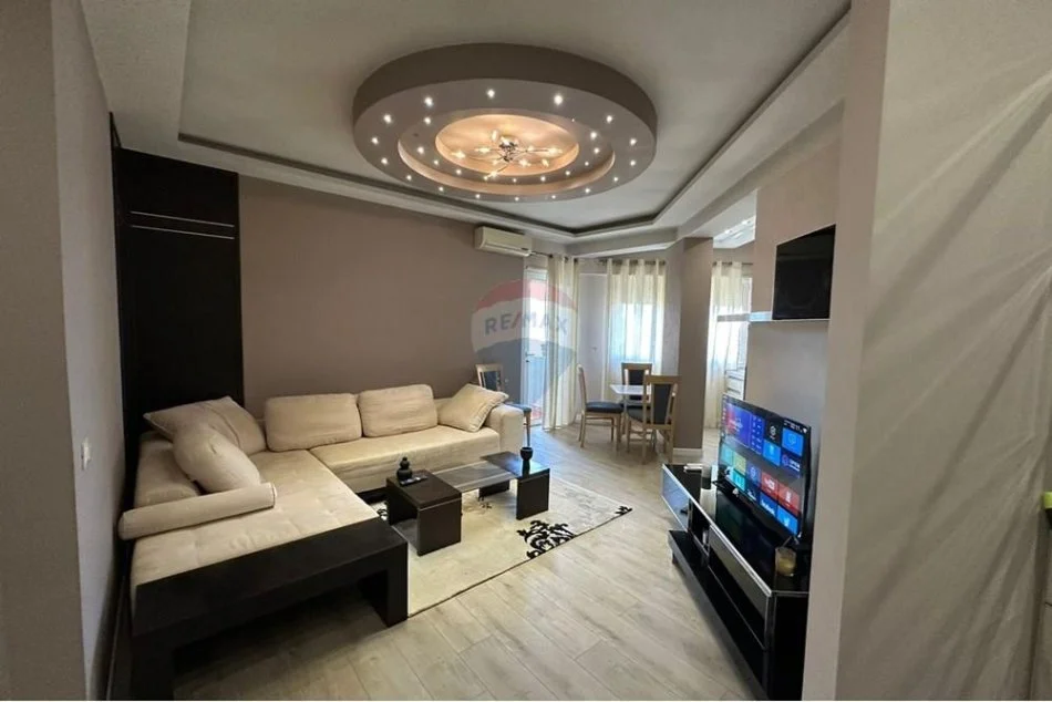 Tirane, jepet me qera apartament 1+1+Ballkon , 65 m² 700 € (Komuna e Parisit)