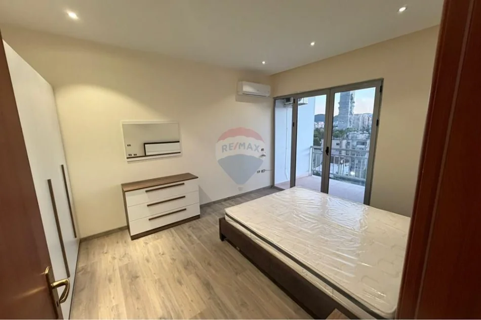 Tirane, jepet me qera apartament 3+1+Ballkon Kati 6, 155 m² 1.200 € (minisitri i jashtme)