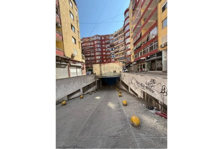 Tirane, jepet me qera apartament 2+1+Ballkon Kati 8, 105 m² 450 € 