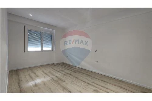 Tirane, jepet me qera zyre , 98 m² 600 € (rruga e dibres)