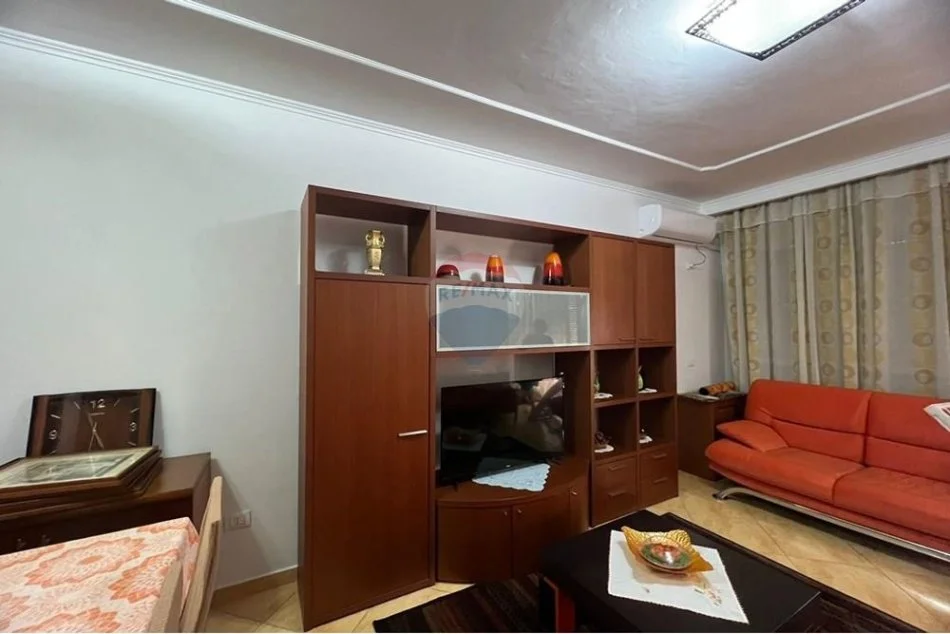 Shqiperi, jepet me qera apartament 1+1+Ballkon Kati 2, 75 m² 500 € (Rruga e Kavajes)