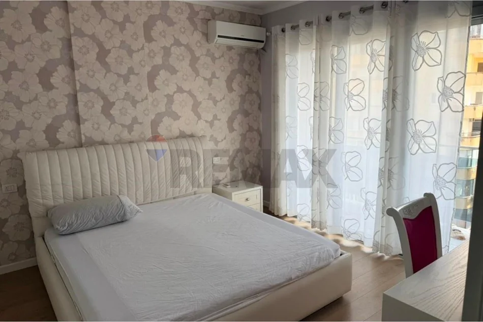 Tirane, jepet me qera apartament 2+1 Kati 5, 650 € (Square 21)