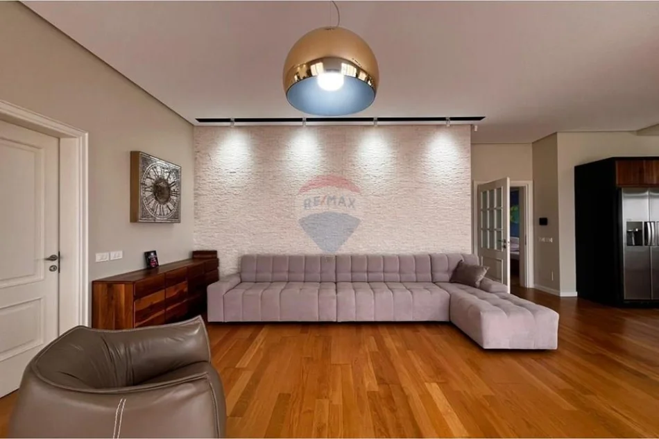 Tirane, jepet me qera apartament 2+1 , 168 m² 1.700 € (Kopshti Botanik, Tiranë)