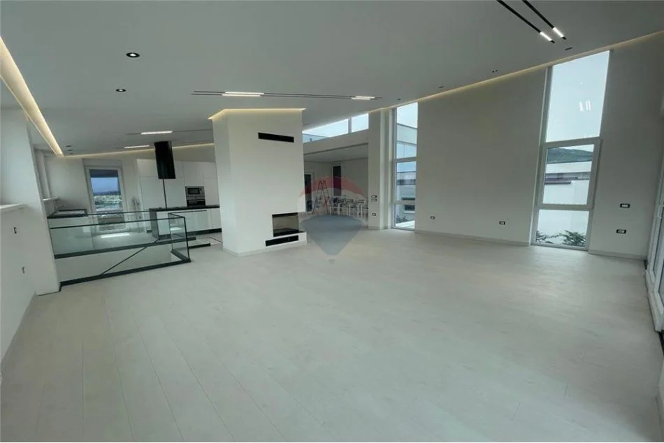 Tirane, jepet me qera Vile 4+1+Ballkon , 680 m² 5.000 € 