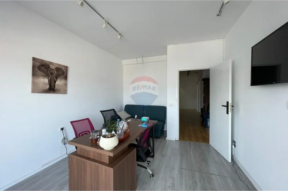 Tirane, jepet me qera zyre Kati 10, 140 m² 1.200 € (Kristal Center)