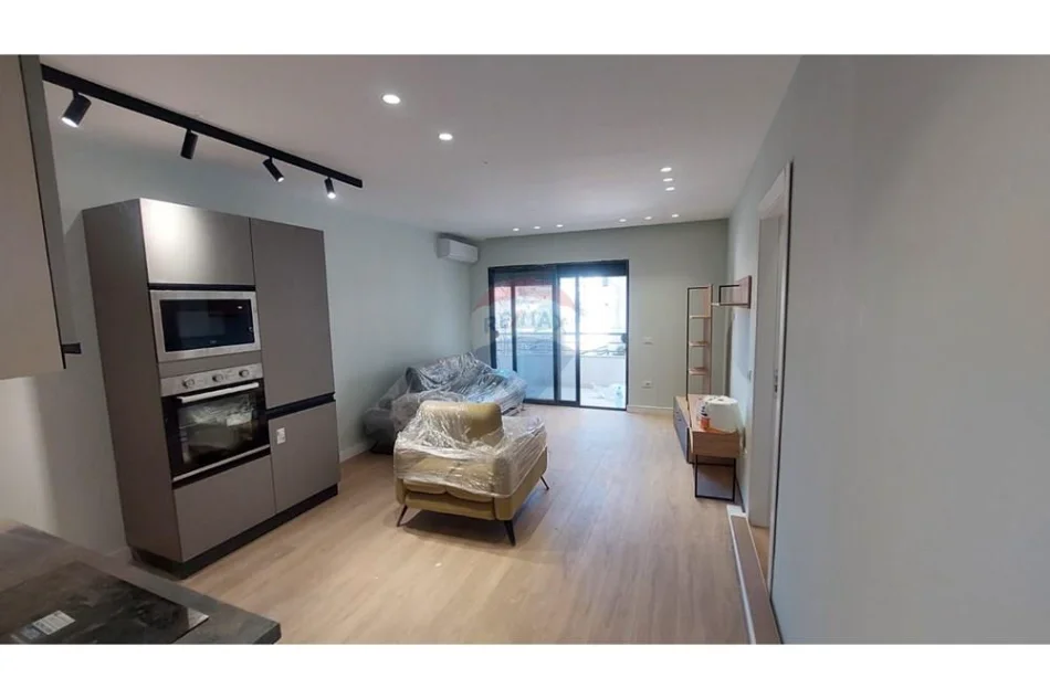 Tirane, jepet me qera apartament 1+1 , 750 € 