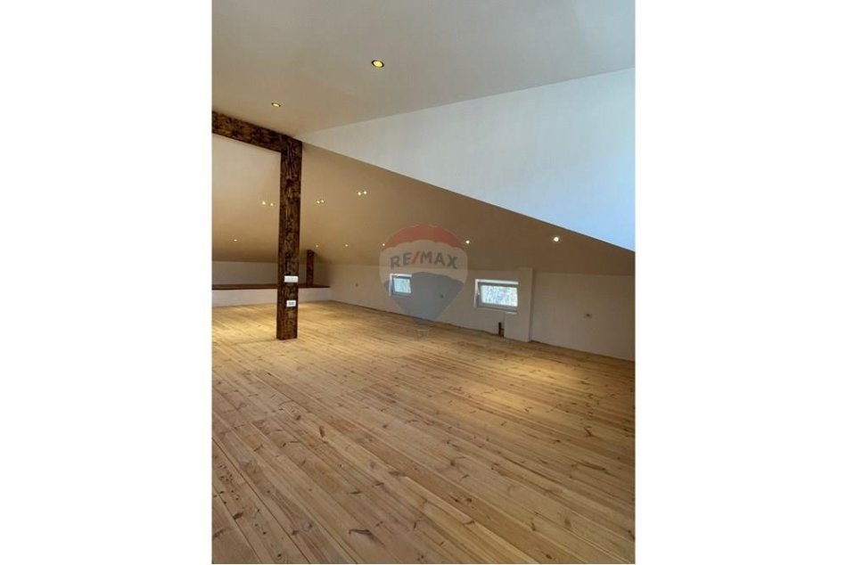 Tirane, jepet me qera ambjent biznesi Kati 2, 176 m² 1.000 € (qender kombinat)