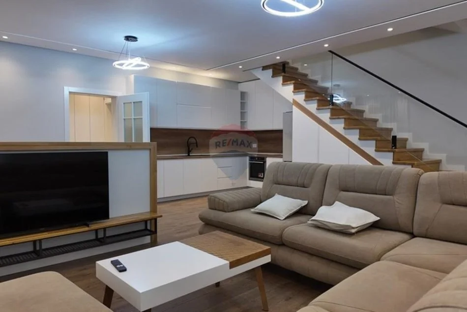 Tirane, jepet me qera Vile 2+1+Ballkon Kati 1, 190 m² 900 € (fresku)