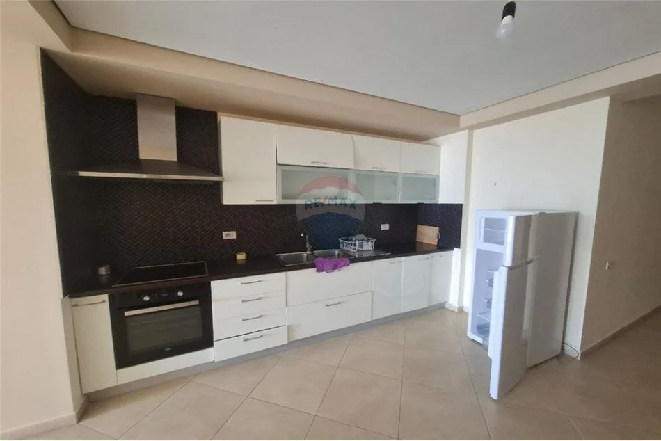 Vlore - Lungomare, jepet me qera apartament 2+1+Ballkon Kati 6, 107 m² 500 € (Rruga Dhimitër Konomi Vlore)