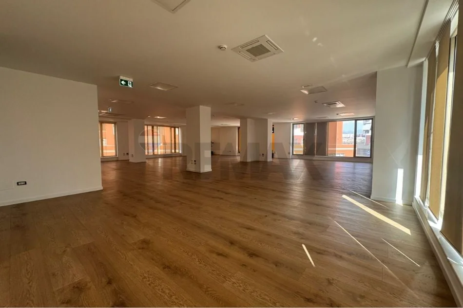 Tirane, jepet me qera zyre Kati 2, 600 m² 11.000 € (21 dhjetori)