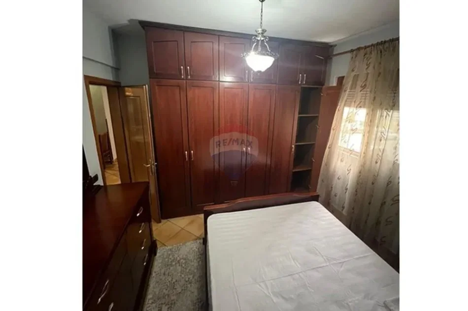 Tirane, jepet me qera apartament 3+1+Aneks+Ballkon Kati 2, 105 m² 750 € (Kika 1)