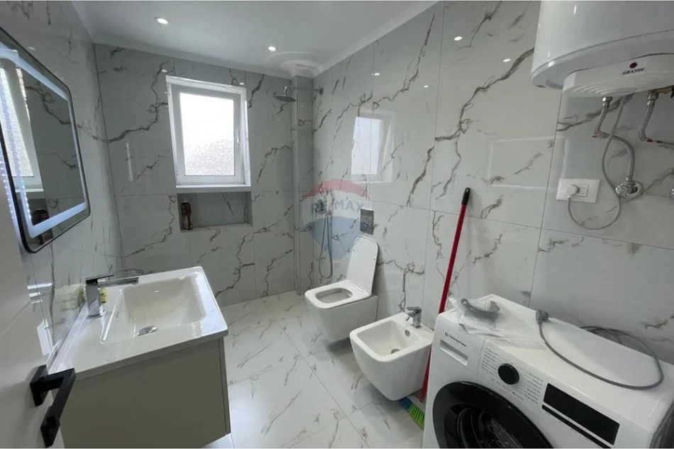 Tirane, jepet me qera apartament 2+1+Ballkon Kati 4, 78 m² 700 € (Ali demi)