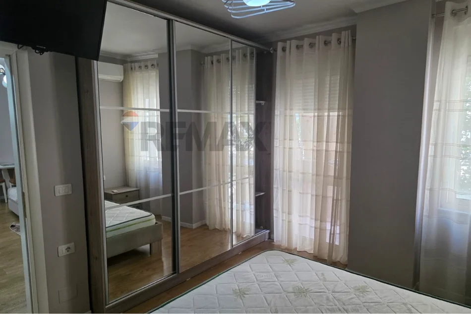 Tirane, jepet me qera apartament 1+1+Ballkon Kati 3, 61 m² 700 € (Liqeni i Thate)