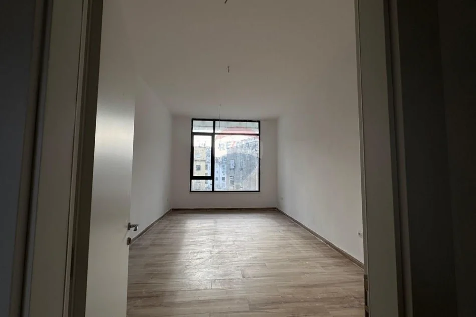 Tirane, jepet me qera ambjent biznesi Kati 2, 38 m² 650 € 