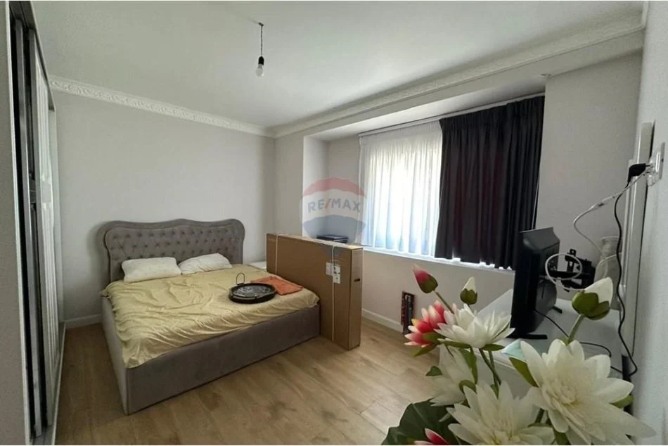 Tirane, jepet me qera apartament 2+1+Aneks+Ballkon Kati 4, 143 m² 800 € (Liqeni i Farkes)