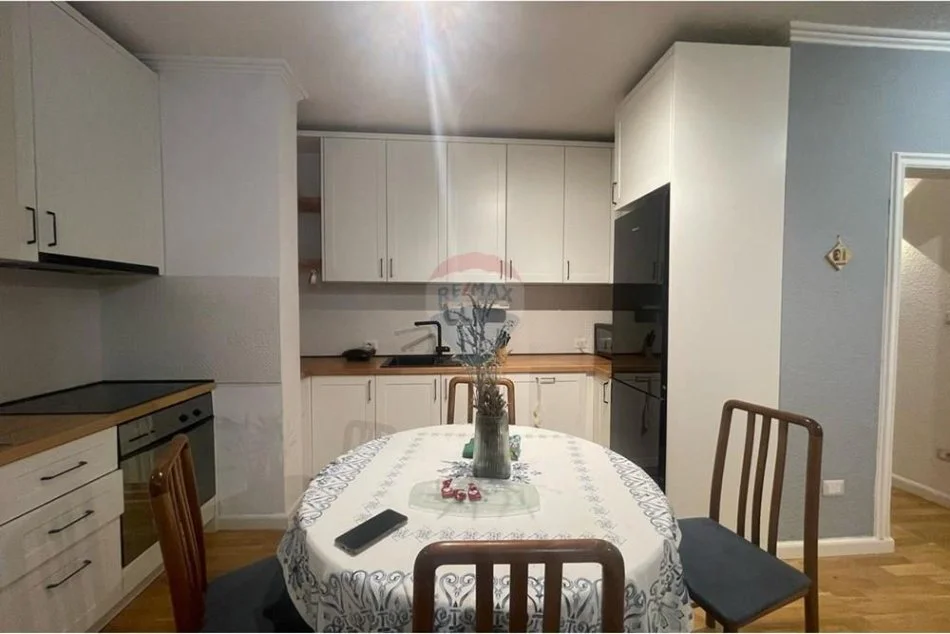 Tirane, jepet me qera apartament 2+1+Ballkon , 80 m² 750 € 