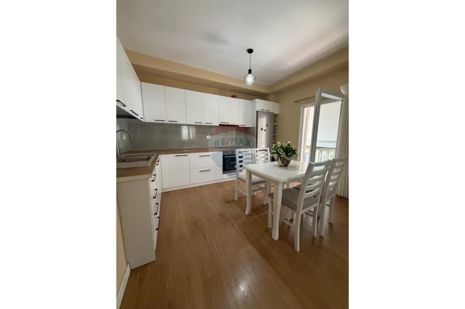 Tirane, jepet me qera apartament , 67 m² 550 € 