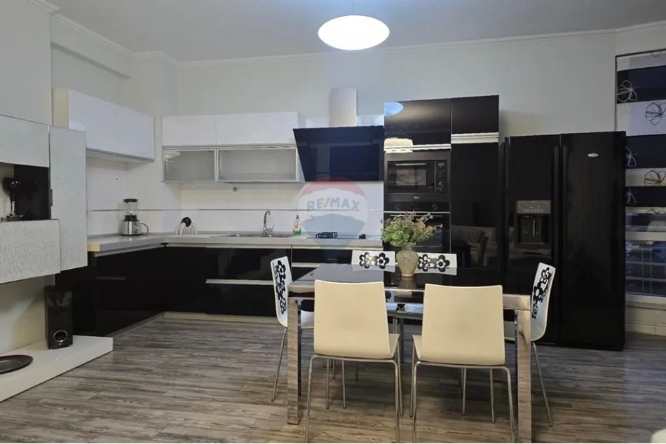 Tirane, jepet me qera apartament 2+1+Ballkon Kati 3, 115 m² 700 € (LIQENI I THATE)
