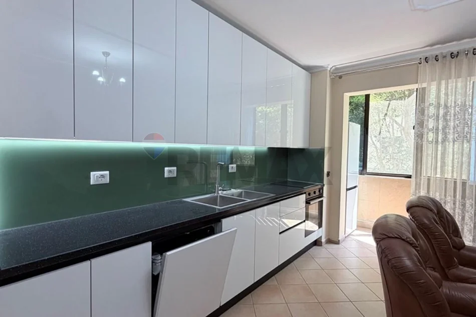 Tirane, jepet me qera apartament 2+1 Kati 2, 100 m² 60.000 € (Ish Fusha e Aviacionit,)