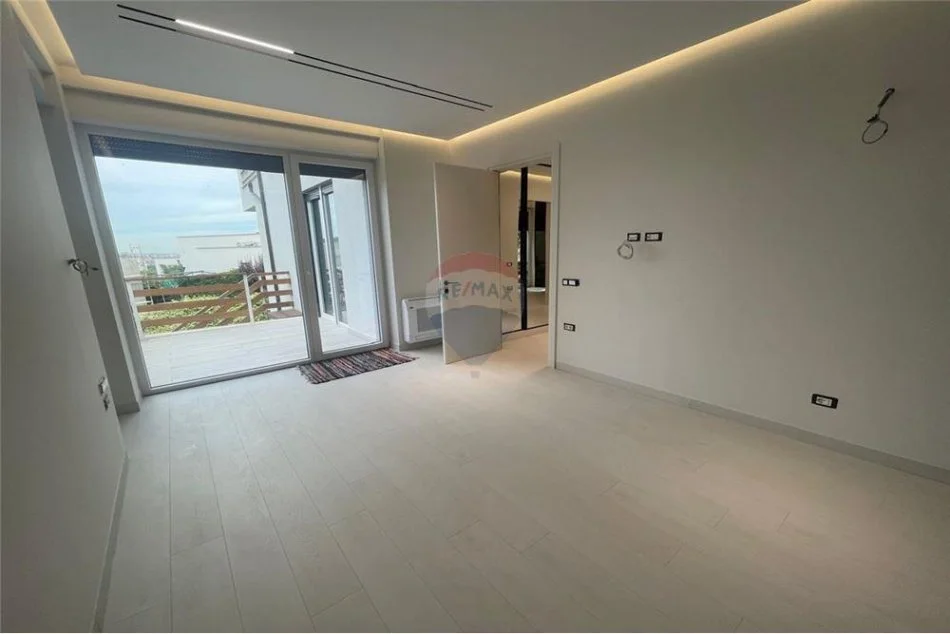 Tirane, jepet me qera Vile 4+1+Ballkon , 680 m² 5.000 € 