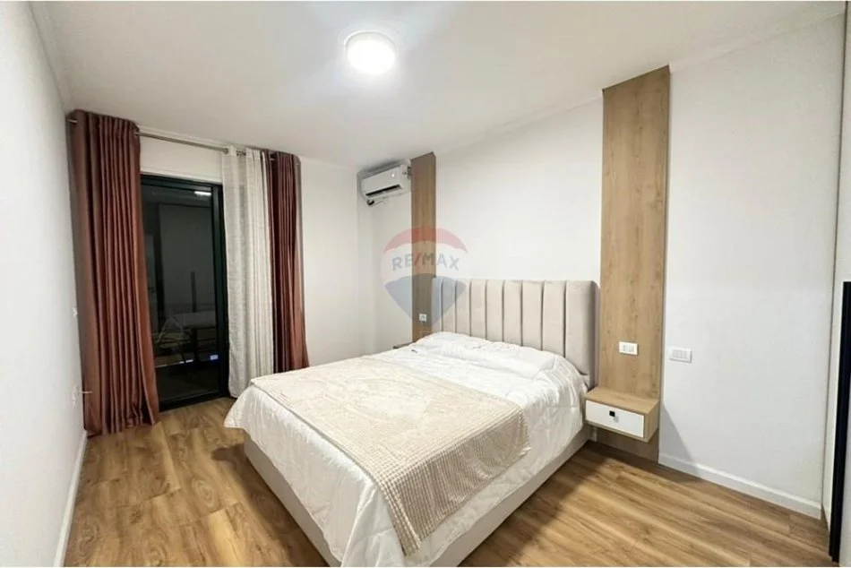 Tirane, jepet me qera apartament 2+1+Ballkon , 112 m² 600 € (Fresku)