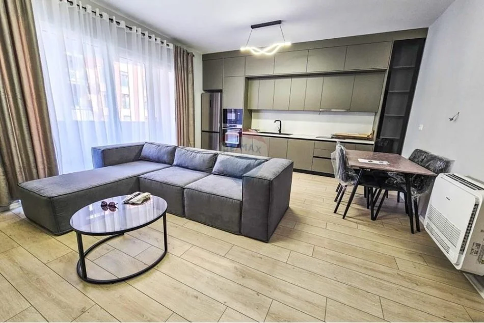 Tirane, jepet me qera apartament 2+1+Ballkon Kati 3, 110 m² 750 € 