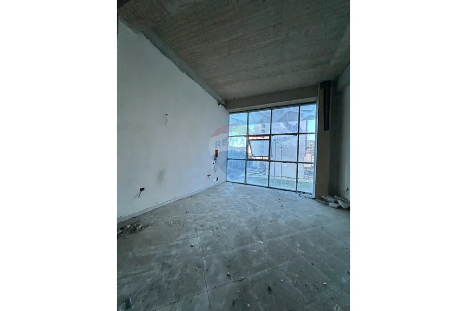 Vlore - Lungomare, jepet me qera zyre Kati 2, 40 m² 300 € (Rruga Cameria, Lungomare, Vlore)