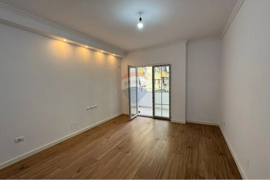 Tirane, shitet apartament 2+1+Ballkon , 77 m² 235.000 € (Rruga e Bogdaneve)