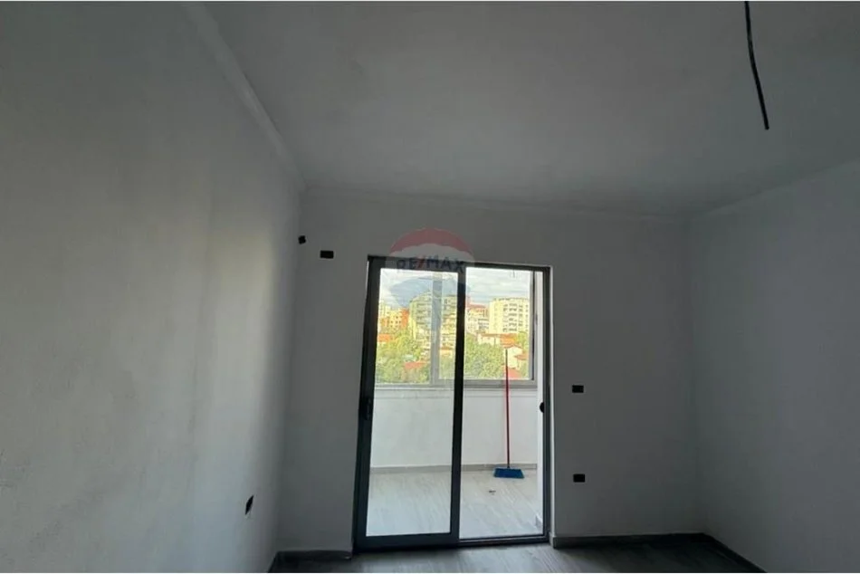 Tirane, jepet me qera apartament 1+1+Ballkon , 70 m² 700 € (Qender)