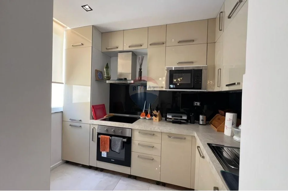 Tirane, jepet me qera apartament 2+1 Kati 4, 100 m² 800 € (tregu cam)