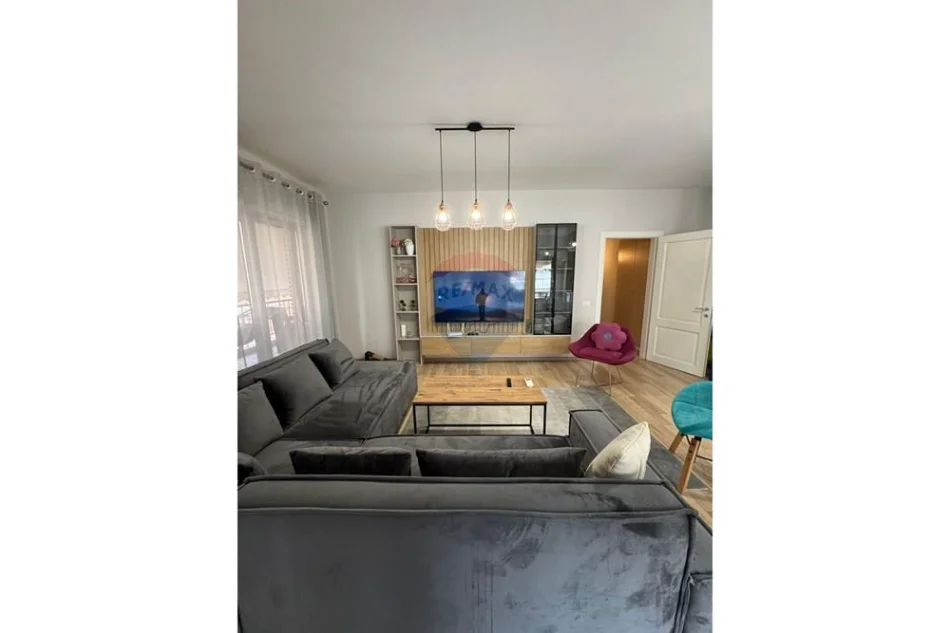 Tirane, jepet me qera apartament 2+1+Aneks+Ballkon Kati 5, 1.000 € (Kompleksi Delijorgji)