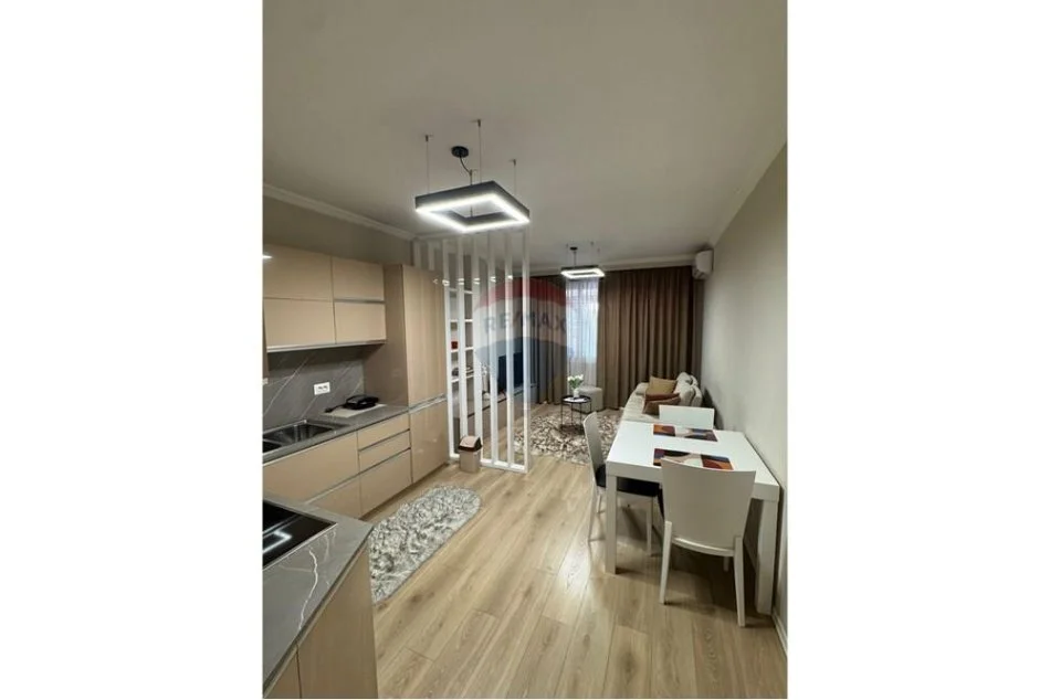 Tirane, jepet me qera apartament 1+1 , 65 m² 900 € (Blloku,Tirane)