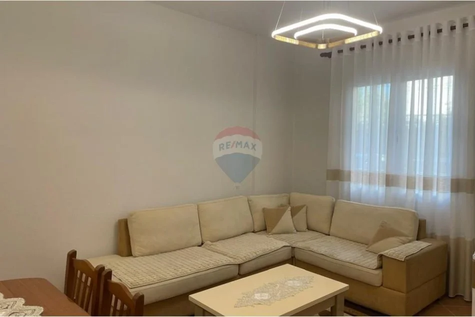 Tirane, jepet me qera shtepi 1+1 Kati 1, 63 m² 500 € 