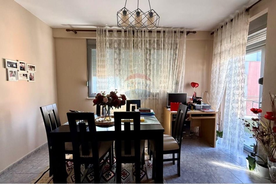 Tirane, shitet apartament 2+1+Ballkon , 111 m² 165.000 € (Rruga Ali Demi, Tiranë)