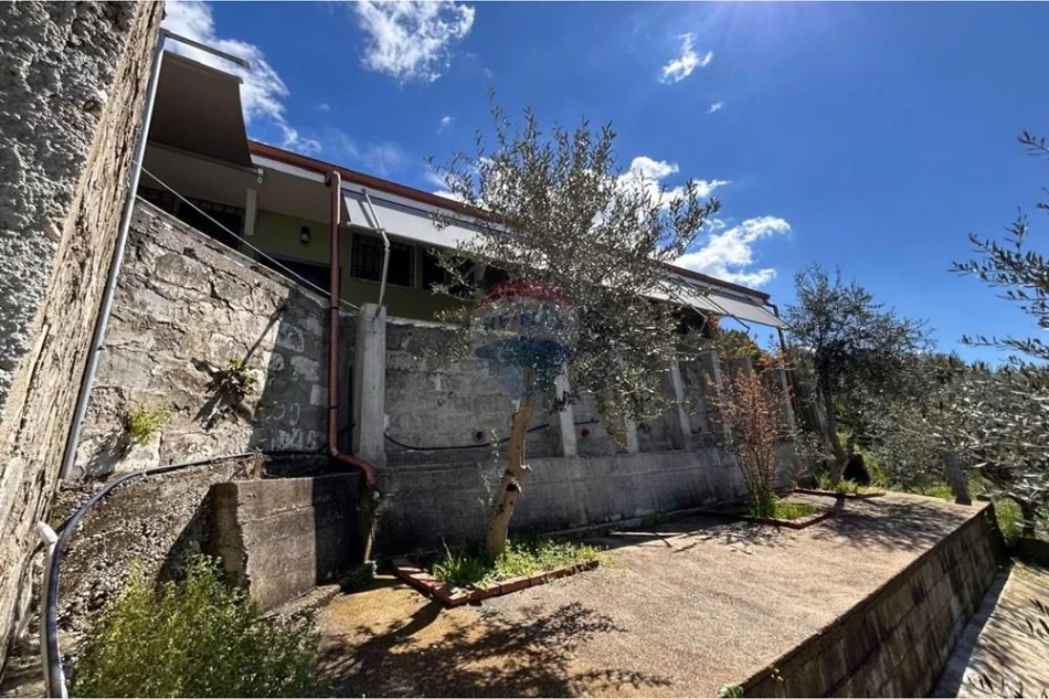 Vlore, jepet me qera apartament 1+1 Kati 1, 65 m² 250 € (Rruga Reshat Osmani)