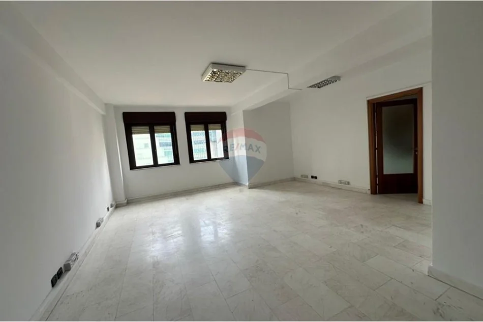 Tirane, jepet me qera , 202 m² 2.100 € 
