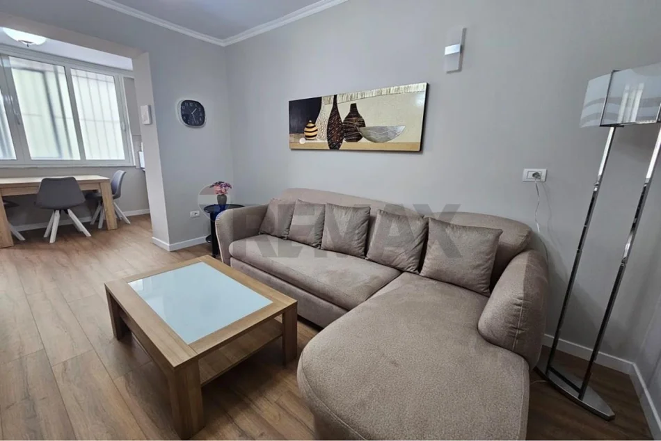 Tirane, jepet me qera apartament 2+1 , 100 m² 800 € (Bllok)