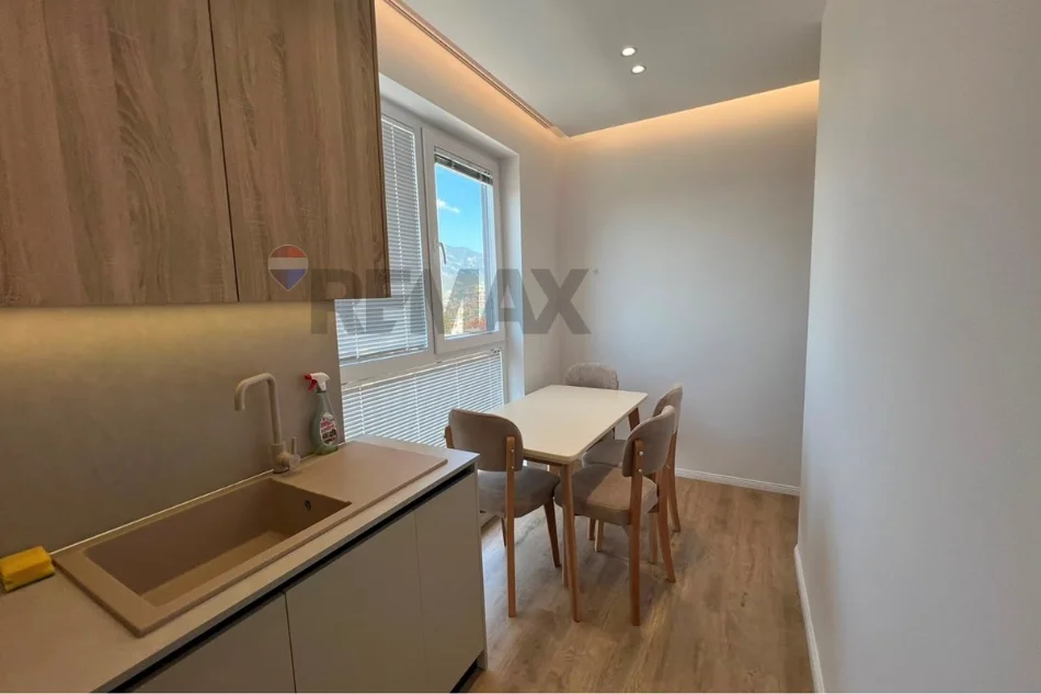 Tirane, jepet me qera apartament 2+1+Ballkon Kati 7, 109 m² 700 € (Shkolla e Bashkuar)