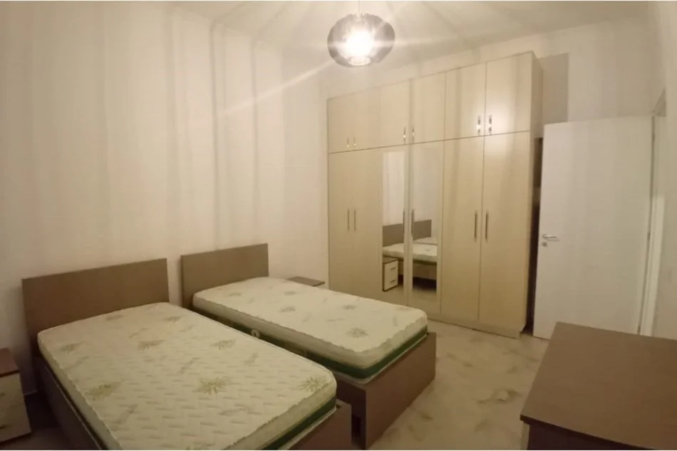 Tirane, jepet me qera 1+1+Ballkon Kati 4, 69 m² 600 € (Pazari i Ri)